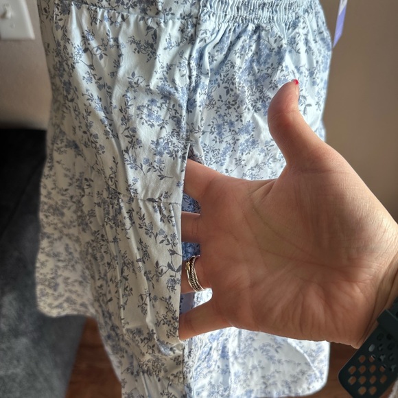 🎉2xHost Pick🎉 Florence by Mills Floral Blue and White Top - Picture 9 of 12